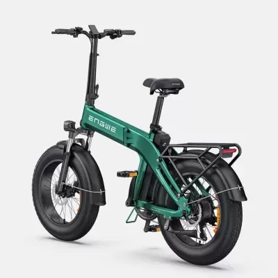 Bicicleta elétrica ENGWE verde metálico com pneus grossos pretos e bagageira traseira