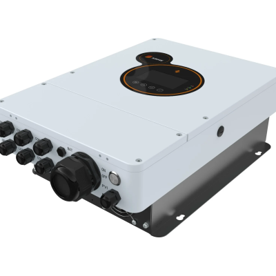 Inversor de energia branco com painel e conectores pretos