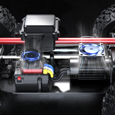 Veículo todo-o-terreno pequeno com pneus agressivos e componentes eletrónicos visíveis