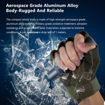 Mão com luva segura lanterna cinza com vidro partido ao fundo e texto branco