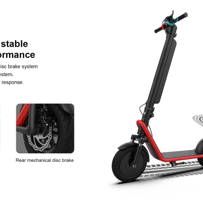 Trotinete elétrica preta com detalhes vermelhos e travões de disco