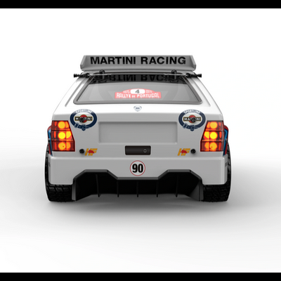 Vista traseira de carro de corrida branco com autocolantes e número 90