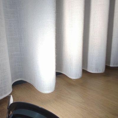 Luz LED redonda de embutir no chão com cortinas brancas ao fundo