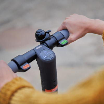 Trotinete elétrica preta com visor digital e campainha no guiador