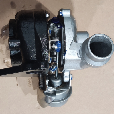 Turbocompressor metálico preto e prata sobre superfície castanha