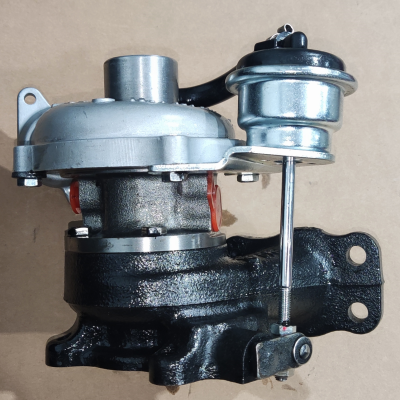 Turbocompressor metálico preto e cinza com válvula de pressão prateada