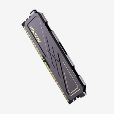 Módulo de memória RAM cinza escuro com detalhes dourados e contactos dourados