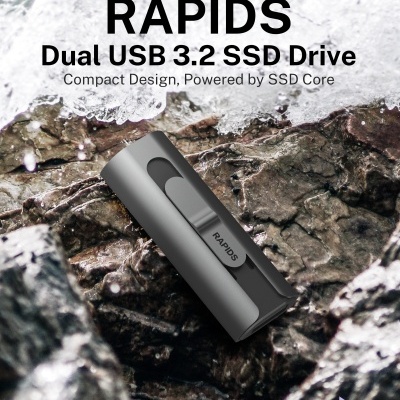Drive SSD USB 3.2 dual cinza escuro RAPIDS sobre rochas molhadas e texto descritivo