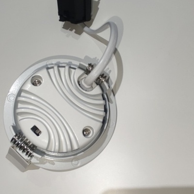 Luz de teto redonda branca com cabo e mola de fixação