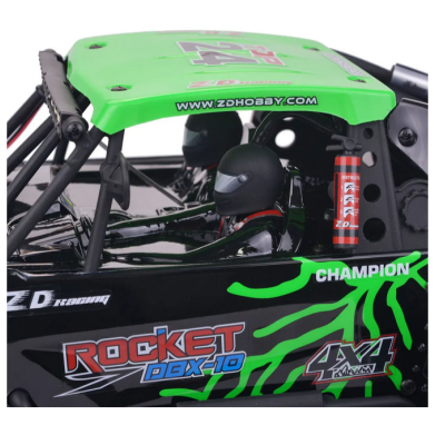 Carro RC preto e verde com figuras de pilotos e detalhes de texto