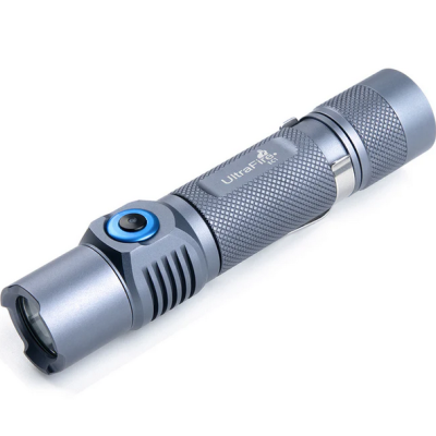 Lanterna metálica cinza com botão azul e texto UltraFire TEC