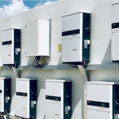 Dispositivos eletrónicos brancos e pretos montados em parede externa