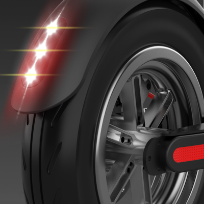 Roda preta com farolim traseiro LED aceso