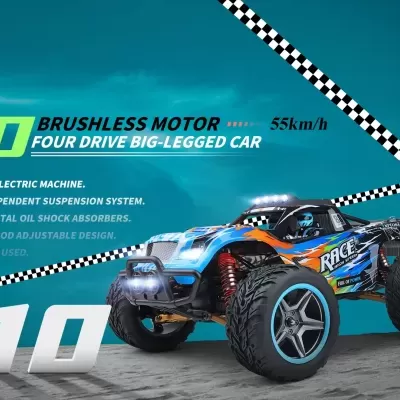 Carro de controlo remoto elétrico 1:10 azul com detalhes laranja e pretos em superfície cinza e fundo azul com texto e padrão xadrez.