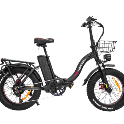 Bicicleta elétrica preta com pneus largos, cesto e bateria no quadro