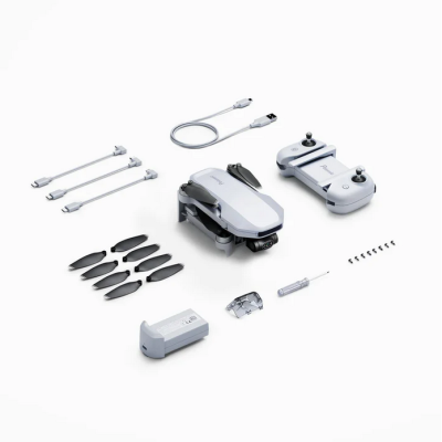 Drone cinzento dobrável com comandos e acessórios sobre fundo branco