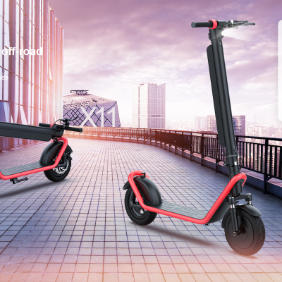 Trotinetes elétricos X11 pretos com detalhes vermelhos numa plataforma urbana ao pôr do sol.