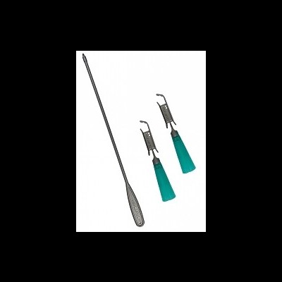 Utensílios de cozinha metálicos com cabo verde-turquesa sobre fundo branco