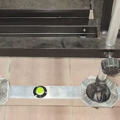 Suporte metálico ajustável com parafusos de aperto e nível de bolha