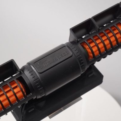 Acessório para bicicleta preto com molas laranjas e inscrição TREK ANODE.