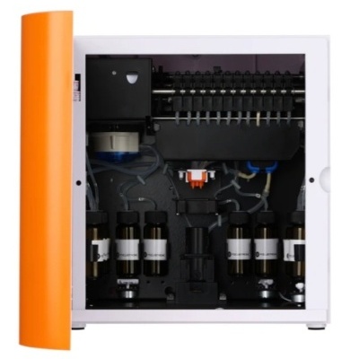 Equipamento industrial numa caixa branca com porta laranja aberta