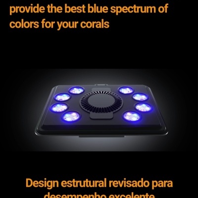 Painel LED negro com oito LEDs azuis e texto em inglês e português sobre desempenho e espectro de cores