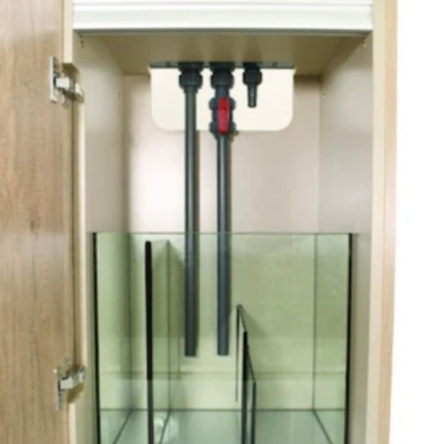 Armário de madeira com filtro de aquário e recipiente de vidro