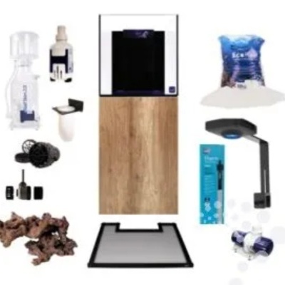 Conjunto de acessórios e equipamentos para aquário sobre fundo branco