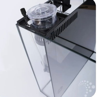 Recipiente de vidro transparent com tampa preta e peça plástica no topo