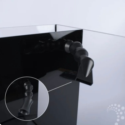 Recipiente preto com torneira flexível negra em segmentos arredondados