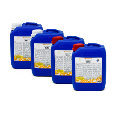 Quatro bidões de plástico azuis com etiquetas e tampas coloridas