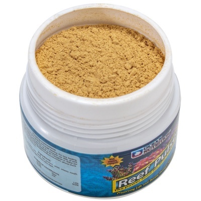 Recipiente aberto com pó amarelo e etiqueta azul de produto para aquários