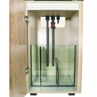 Filtro de aquário em móvel de madeira com porta aberta