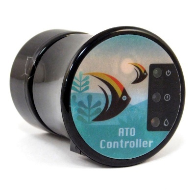 Controlador ATO preto redondo com painel digital e decalque azul com peixes