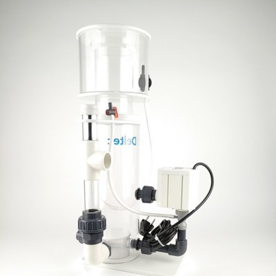 Skimmer de aquário transparente com bomba e tubos pretos