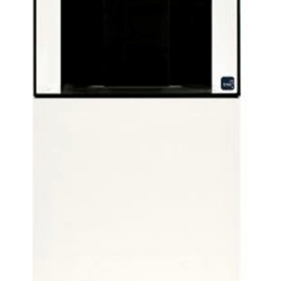 Aparelho branco com painel digital preto na parte superior central