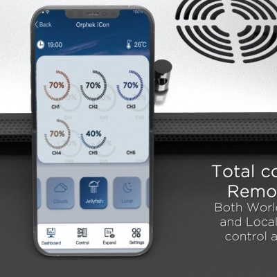 Aplicação móvel a mostrar controlo de luzes e texto sobre controlo remoto