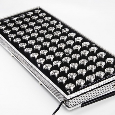 Painel retangular de LEDs com base preta e borda metálica prateada