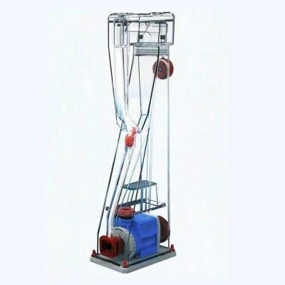 Elevador de ciência de plástico transparente com componentes vermelhos e azuis