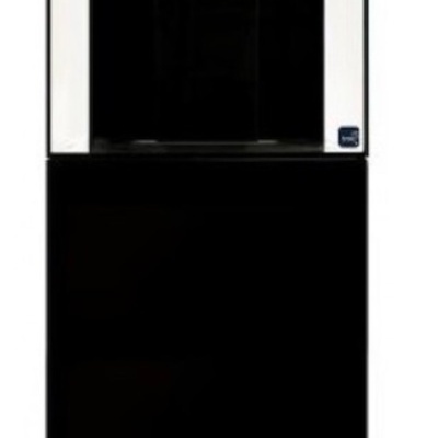 Impressora 3D Ender-7 preta e transparente com painel digital