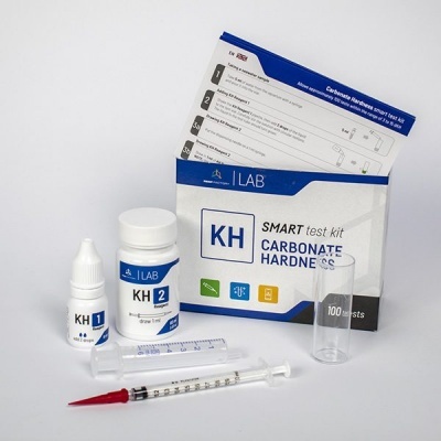 Kit de teste KH para dureza de carbonato com frascos, seringas, tubo de medição e instruções.