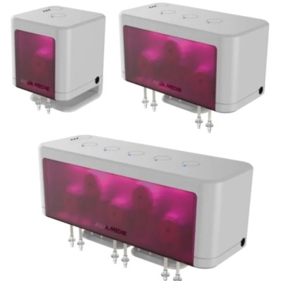 Três dispensadores médicos brancos com tampas roxas transparentes com texto AQUA MEDIC e válvulas metálicas em fundo branco