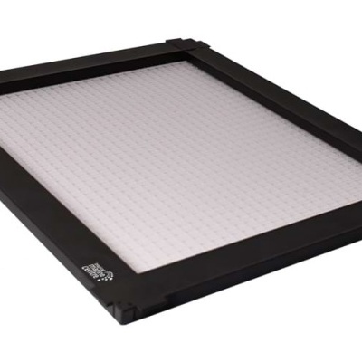 Painel LED retangular com moldura preta e superfície branca pontilhada