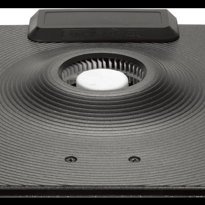 Placa preta com números e orifício central