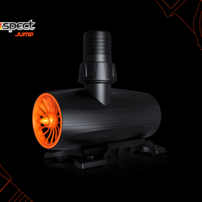 Bomba de água preta e laranja Maxscept Jump sobre fundo preto com detalhes técnicos em laranja