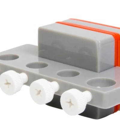 Acessório cinzento de plástico com quatro parafusos brancos e fitas elásticas laranja