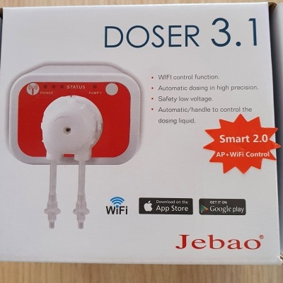 Caixa branca do produto DOSE 3.1 da Jebao com dispositivo vermelho e branco e texto em inglês