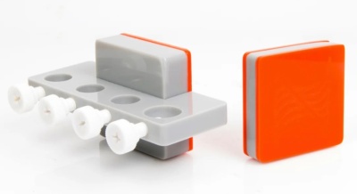 Dois blocos de plástico cinza e laranja com parafusos brancos