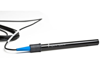 Sensor cilíndrico preto com cabo e conector azul