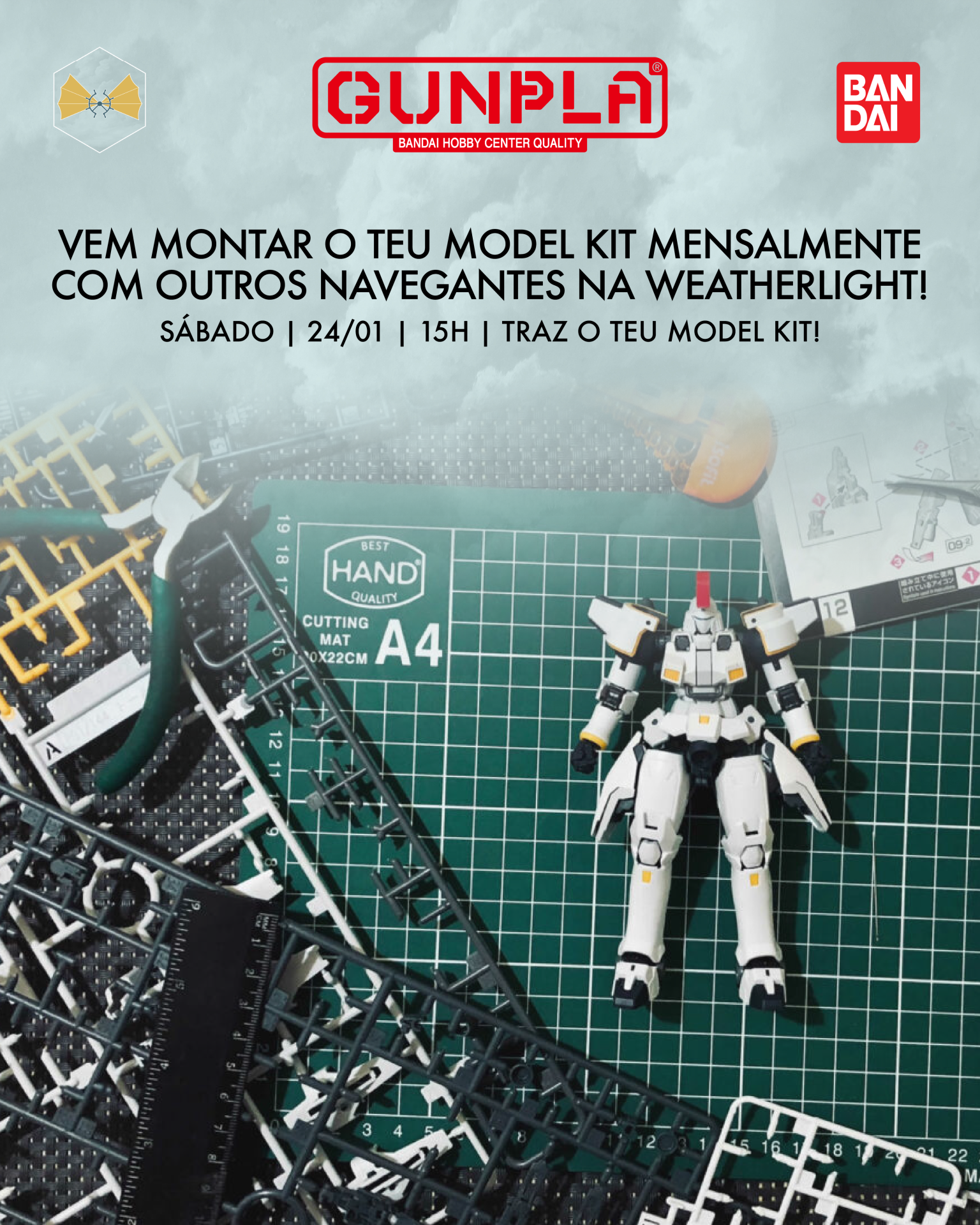 Peça de robô Gunpla sobre almofada de corte verde com ferramentas e moldes de peças plásticas, e texto promocional em português